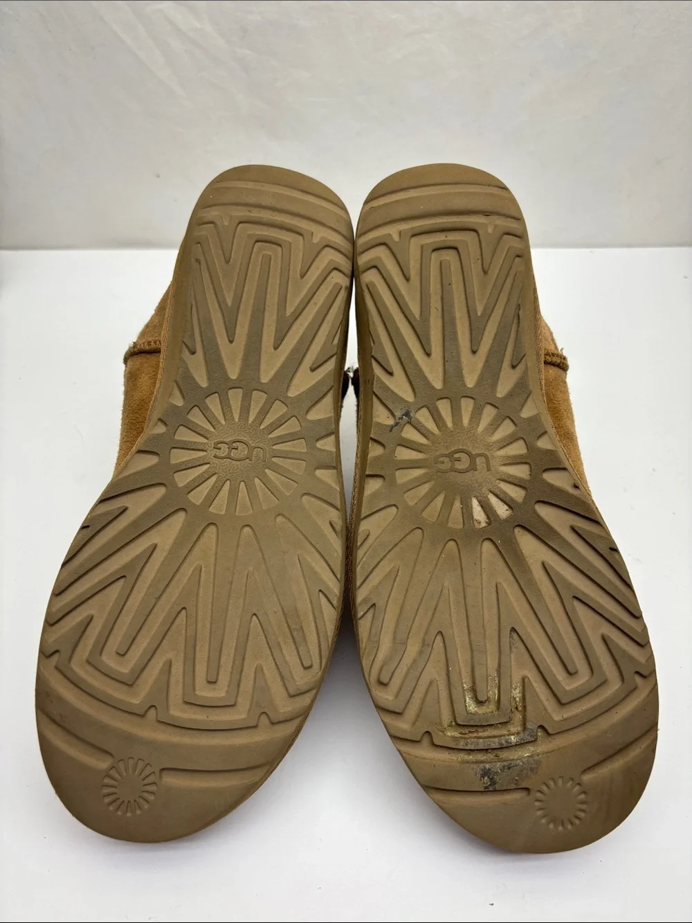 UGG mini classic short boots, SZ 7 women’s, box 1 G